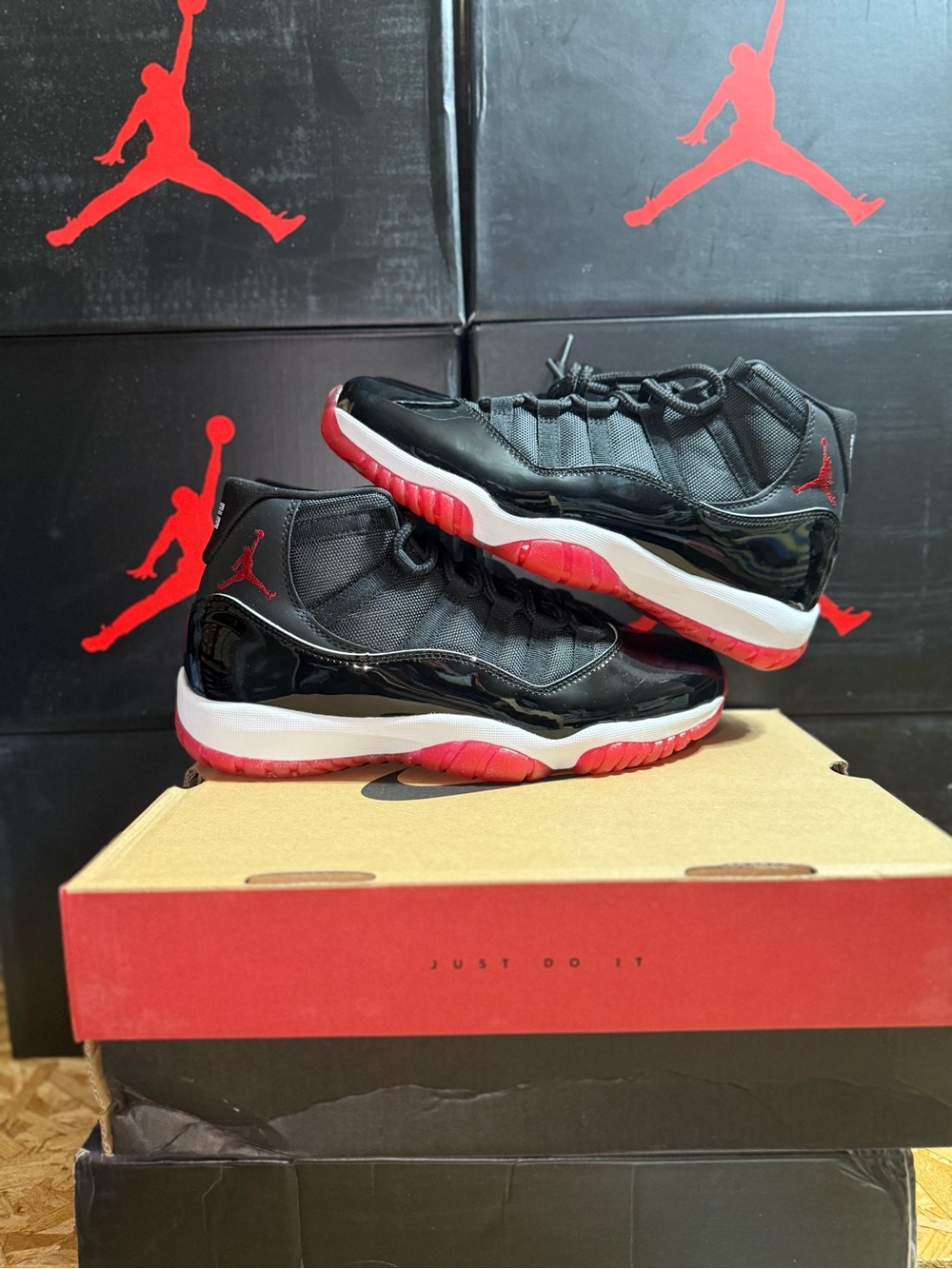 Air Jordan 11 Bred - Black/Red - Picture 2 of 5